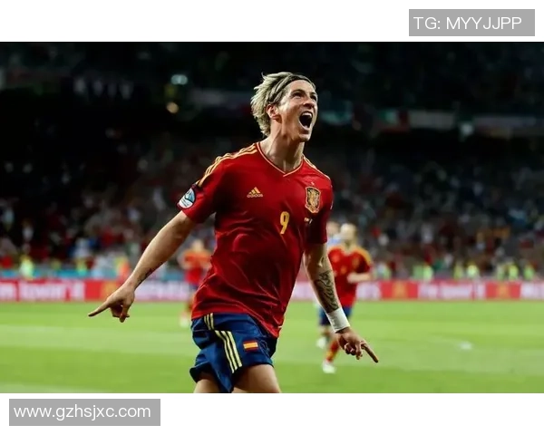 《传奇足球巨星的绿茵传奇：从草根到巅峰的拼搏故事》