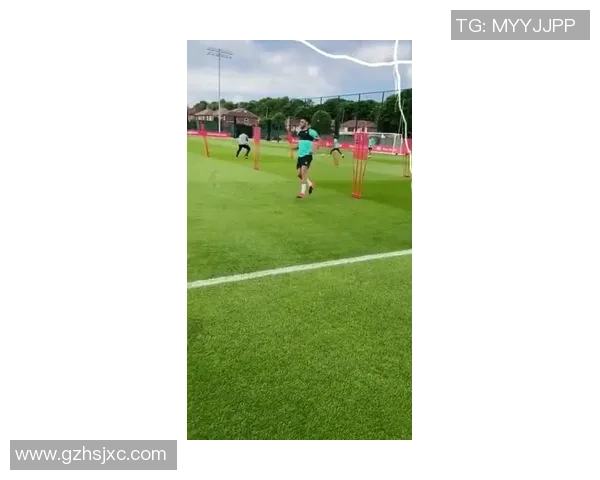 《探索业余足球球星的成长轨迹与挑战：他们如何在热爱与梦想中奋斗》