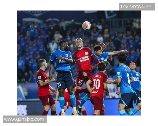 两大足球球星赛场外互动暧昧引发球迷热议与媒体持续关注