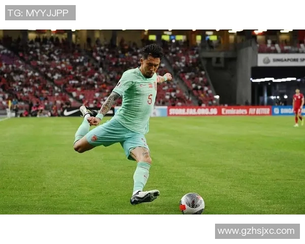 新加坡足球球星精彩瞬间展现绿茵风采与拼搏精神