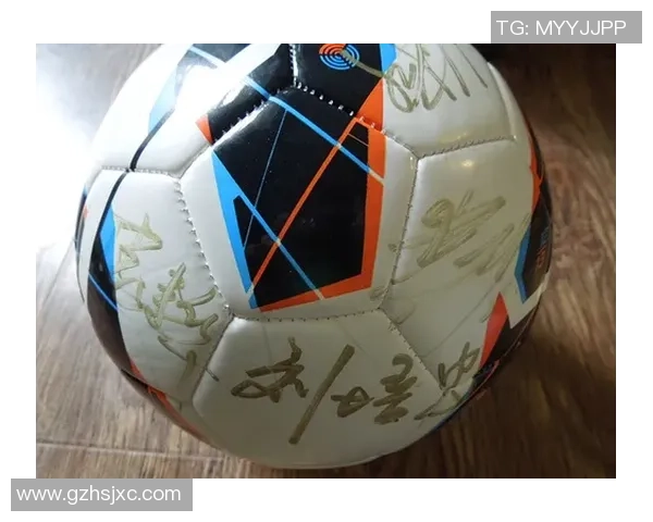 球星亲笔签名足球收藏品价值解析与投资潜力分析